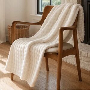 NWT HYTHE Super Soft Bubble Throw Blanket